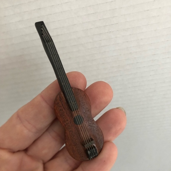 Handcrafted Guitar Brooch - Picture 7 of 9